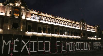 Refuerzan blindaje de Palacio Nacional horas antes del 8M; colectivas intervienen vallas con el mensaje "México feminicida"?