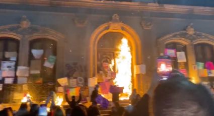 Manifestantes queman las puertas del Palacio de Gobierno de Nuevo León tras marcha por el 8M
