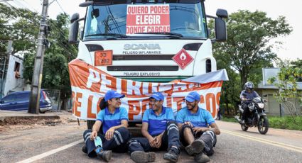 Equipo de futbol en Paraguay logra superar un bloqueo tras vencer en penaltis a camioneros que se manifestaban
