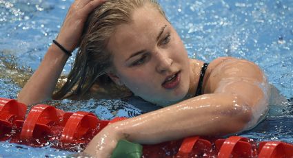 Campeona olímpica Ruta Meilutyte nada en un lago de ‘sangre’ frente a embajada rusa para protestar contra la invasión a Ucrania