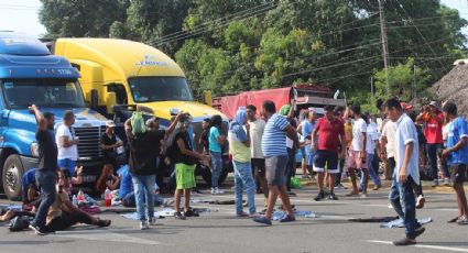 Caravana de 200 migrantes bloquea carretera en Chiapas para exigir al INM visas humanitarias