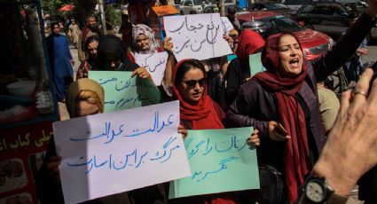 Mujeres marchan en Kabul contra la orden de los talibanes que las obliga a usar burka