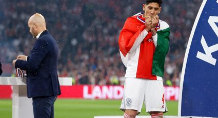 Edson Álvarez festeja su Bicampeonato con el Ajax ataviado con la bandera de México