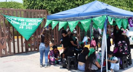 Manifestantes se congregan frente al Congreso de Guerrero en espera de la votación del dictamen que despenaliza el aborto