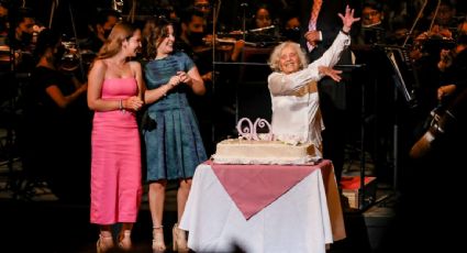 "Todos ustedes son mis nietos: ¡Gracias!": Elena Poniatowska celebra sus 90 años en el Palacio de Bellas Artes