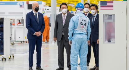 Biden pide fortalecer cadenas de suministro y evitar cuellos de botella en visita a planta de Samsung en Surcorea