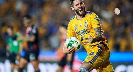 Gignac apoya a jugadoras de Querétaro femenil con playeras para pagar sus hospedajes y comidas