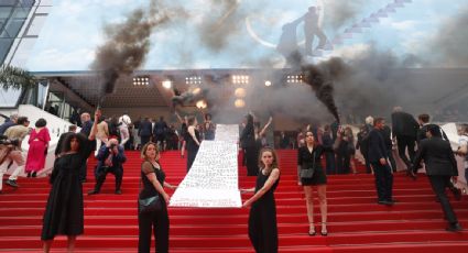 Envueltas en humo negro, feministas protestan en la alfombra roja de Cannes por los feminicidios en Francia