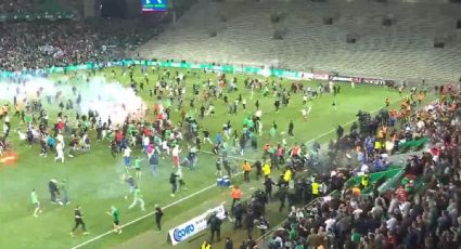 Aficionados del Saint Etienne invaden la cancha y agreden con bengalas a sus jugadores tras descender