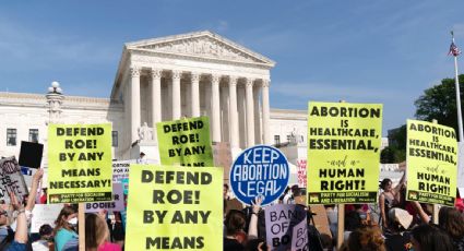 Mujeres protestan frente a la Corte Suprema en contra de la posible revocación del derecho al aborto en EU