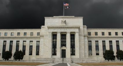 Fed mantiene los tipos de interés en un rango de 4.25% a 4.5%; anticipa dos recortes este año