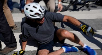 Biden se enreda con el pedal de su bicicleta y cae al suelo