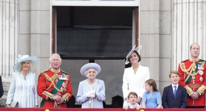 La reina Isabel II reaparece en público y saluda desde el balcón del Palacio de Buckingham al inicio de los festejos por su Jubileo de Platino