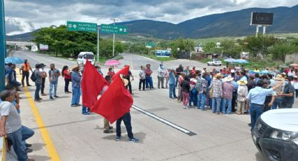 Campesinos bloquearon la Autopista del Sol por alrededor de dos horas para exigir la entrega de fertilizante en Guerrero