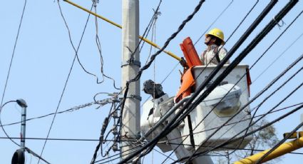 CFE restablece el servicio eléctrico al 99.5% de los usuarios afectados por el paso del huracán "Kay" en tres estados