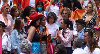 Sheinbaum llega con retraso al banderazo de salida de la marcha del orgullo y la abuchean; "esto es una burla", reclaman activistas