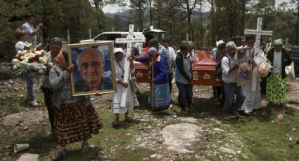 Entre cantos religiosos y ritos de los indígenas rarámuris, despiden a los dos sacerdotes jesuitas asesinados en Chihuahua