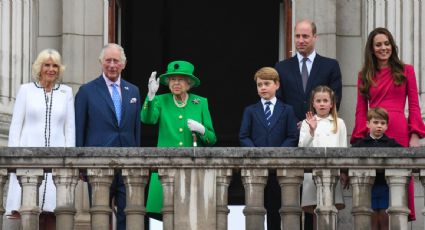 La reina Isabel II cierra los festejos de cuatro días por su Jubileo de Platino desde un balcón del Palacio de Buckingham