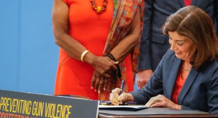 Nueva York eleva a 21 años la edad legal para comprar fusiles semiautomáticos tras recientes tiroteos masivos en EU