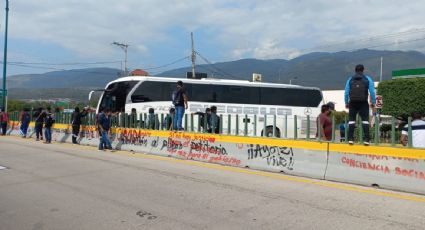 Familiares de los normalistas de Ayotzinapa y activistas bloquearon la Autopista del Sol para exigir que se esclarezca el caso