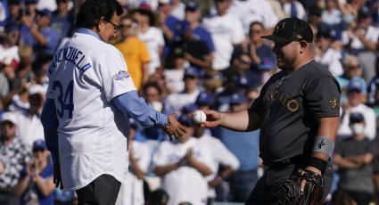 Fernando Valenzuela lanza la primera bola del juego de estrellas de la MLB y la recibe Alejandro Kirk