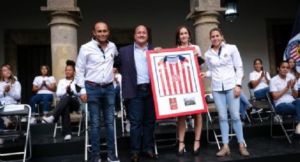 Chivas femenil visita el Palacio Legislativo de Jalisco, donde recibe un reconocimiento por sus títulos