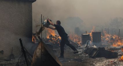 Evacúan a la población del centro turístico de Vatera en la isla de Lesbos debido a un incendio forestal