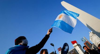Miles salen a las calles de Argentina a protestar contra el gobierno por la crisis económica