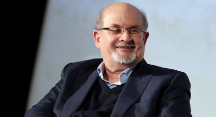 Salman Rushdie permanece conectado a un respirador artificial; su agresor permanece detenido