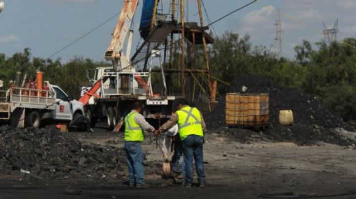 Protección Civil trabaja en retirar los escombros que impiden la entrada de los rescatistas a la mina en Sabinas