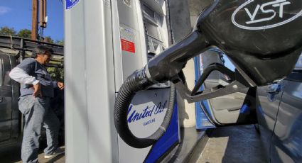 El precio promedio de la gasolina en EU cae 45 centavos y se vende en 4.10 dólares el galón
