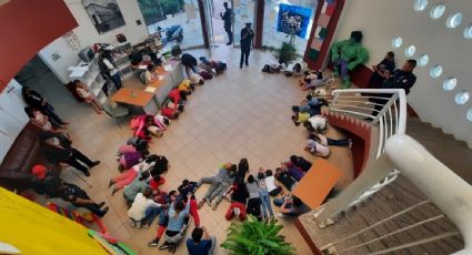 Policía de Fresnillo enseña a niños asistentes a curso de verano cómo protegerse durante una balacera