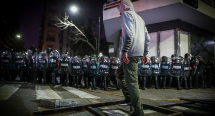 Policía antidisturbios y manifestantes se enfrentan frente a la casa de Cristina Fernández, vicepresidenta de Argentina