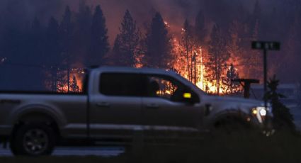 Bomberos de California logran avances contra el incendio forestal más grande registrado en el año