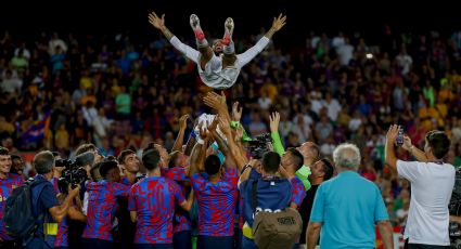 Dani Alves se despide del Camp Nou cobijado de cariño y sus excompañeros del Barcelona lo hacen 'volar': "Te amamos"