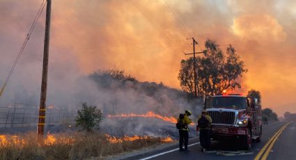 Cierran el paso en la garita de Tecate por un incendio forestal en San Diego