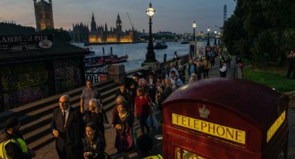 Personas de todo el mundo esperan durante horas afuera del Palacio de Westminster para despedirse de la reina Isabel II