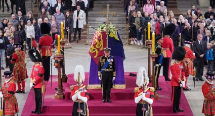 El rey Carlos III y sus hermanos montan una guardia de honor junto al ataúd de Isabel II en Westminster