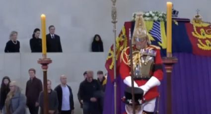 Ebrard se ahorra la fila y mira el ataúd de la reina Isabel II desde balcón de la capilla ardiente en Londres