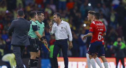 A Chivas le 'llueve' tras el Clásico... Multan a su técnico Ricardo Cadena y vetan a su porra un partido