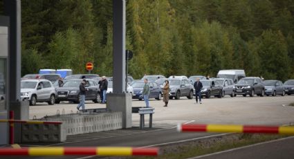 Se registran filas para entrar a Finlandia tras decisión de cerrar las garitas ante el aumento en la llegada de rusos