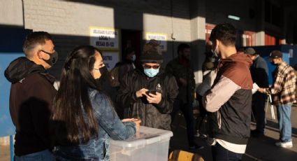 Chilenos acuden a los centros de votación para el plebiscito sobre la nueva Constitución