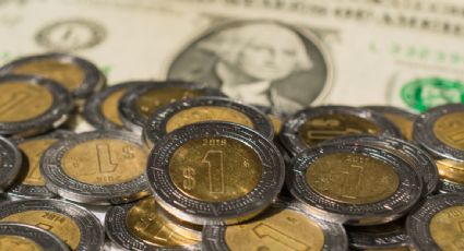 El peso se deprecia ante el avance global del dólar y la desaceleración de la economía mexicana; la bolsa retrocede 0.10%