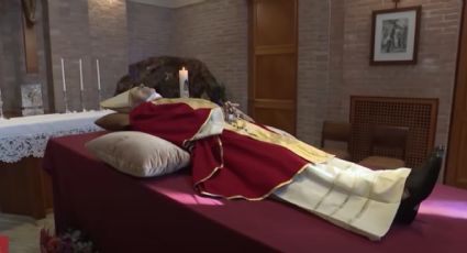 El Vaticano difunde imágenes del cuerpo de Benedicto XVI: porta la casulla pontificia, pero sin palio