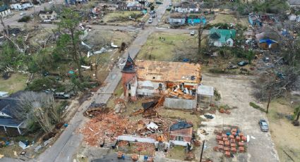Rescatan a 12 personas de los escombros tras el paso de un sistema de tornados en Georgia y Alabama