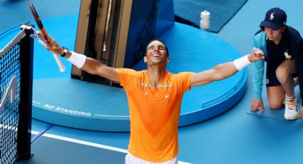 Rafa Nadal debuta con sufrida victoria en el Abierto de Australia e inicia el camino rumbo a conquistar su Grand Slam 23