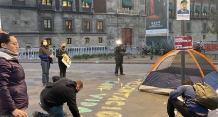 Familiares protestan afuera de Palacio Nacional para exigir la localización de dos activistas desaparecidos en Michoacán