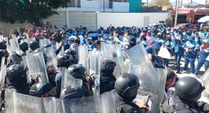 Policías de Guerrero desalojan con violencia protesta de normalistas que exigían una audiencia con la gobernadora Salgado