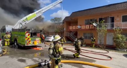 Desalojan a cerca de 200 personas de un edificio incendiado en Miami