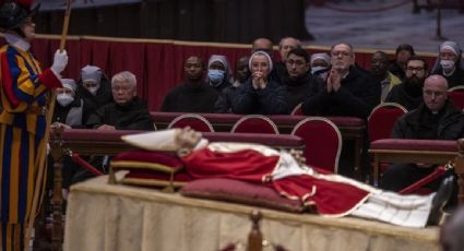 Cerca de 200 mil personas acudieron a la basílica de San Pedro para despedirse de Benedicto XVI